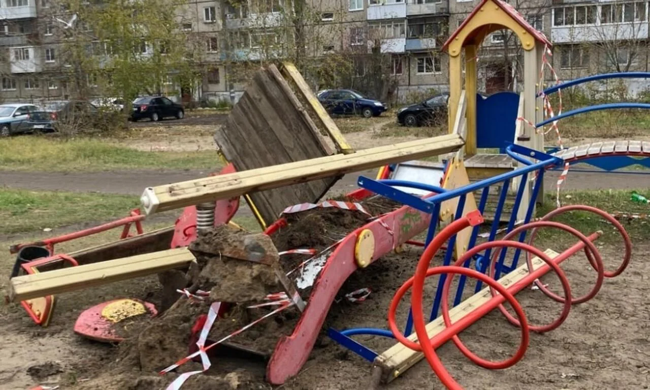 В Архангельске зачем‑то снесли трактором детскую площадку