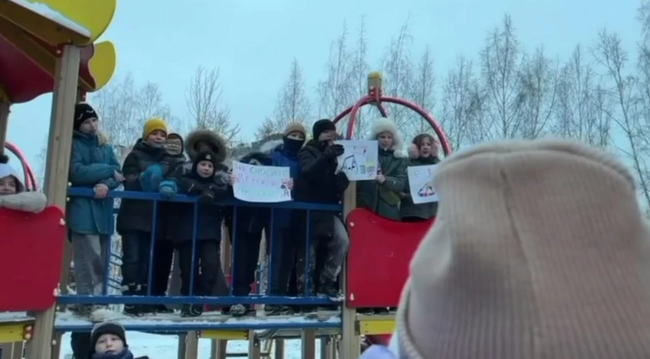 В Петербурге дети и взрослые вышли на митинг против сноса детской площадки
