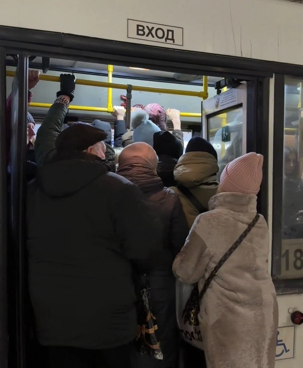 Власти Мурманска отказались усиливать маршрут с переполненными автобусами